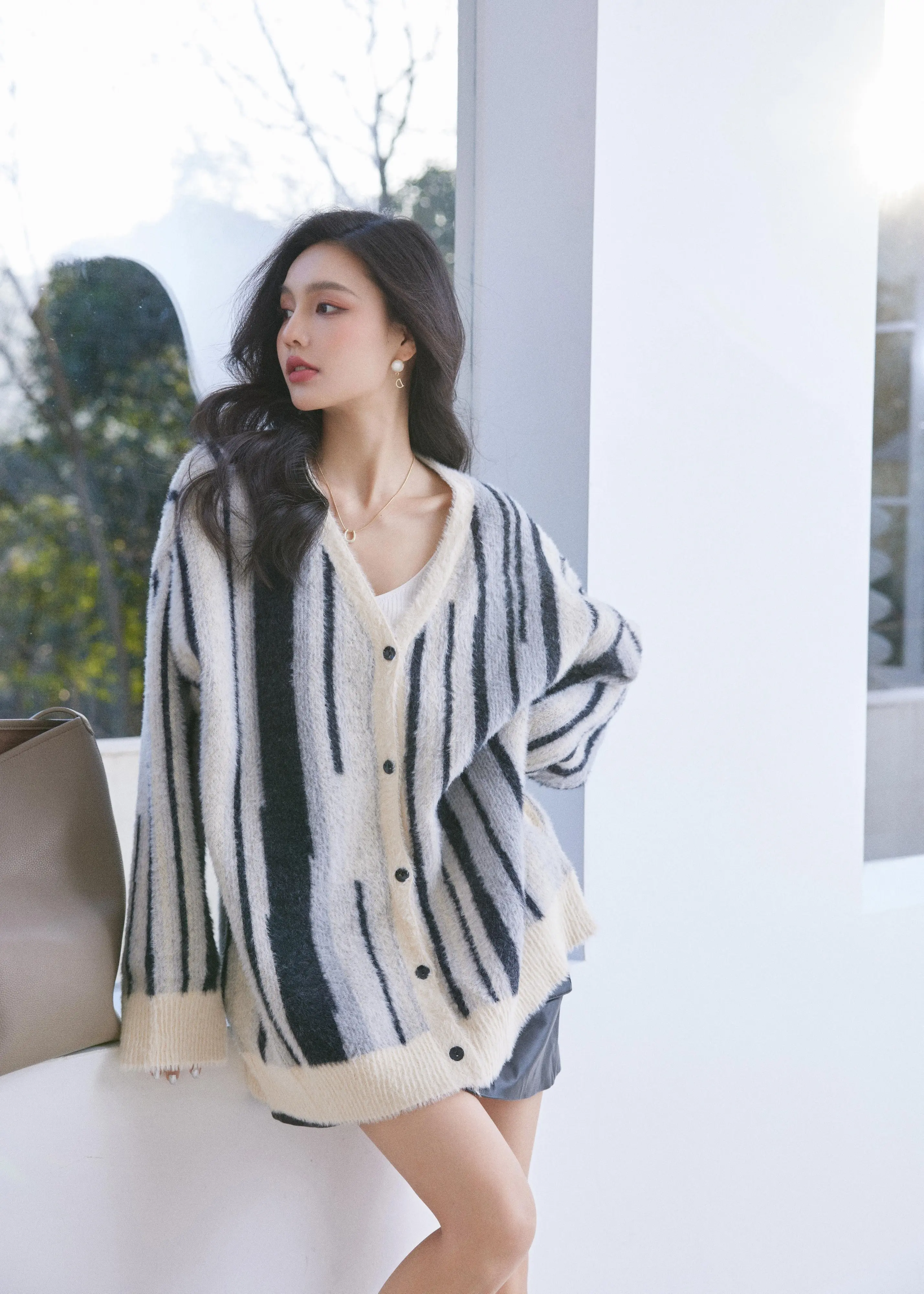 review-cac-mau-ao-khoac-cardigan-mong-nhe-cho-tiet-troi-se-lanh-vu-khi-mac-dep-2.webp