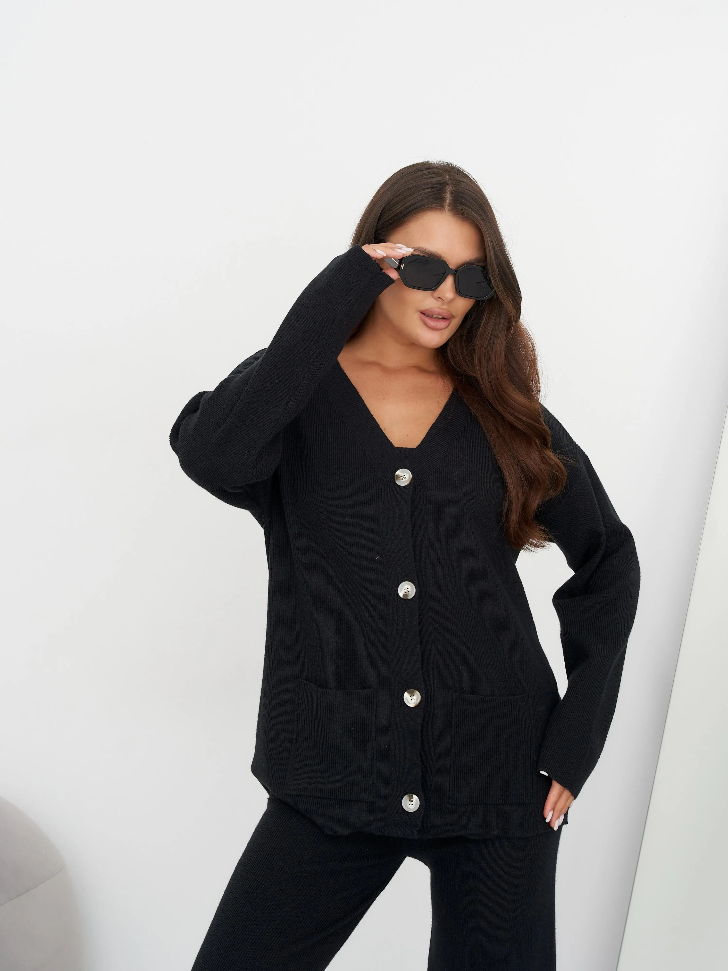 review-cac-mau-ao-khoac-cardigan-mong-nhe-cho-tiet-troi-se-lanh-vu-khi-mac-dep-3.webp